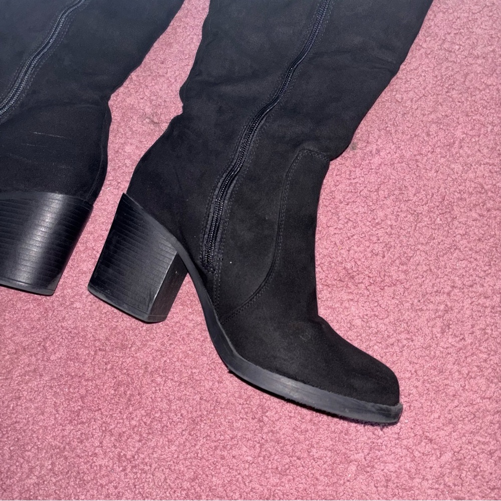 Women's Black Knee-High Block Heel Boots - Picture 10 of 16